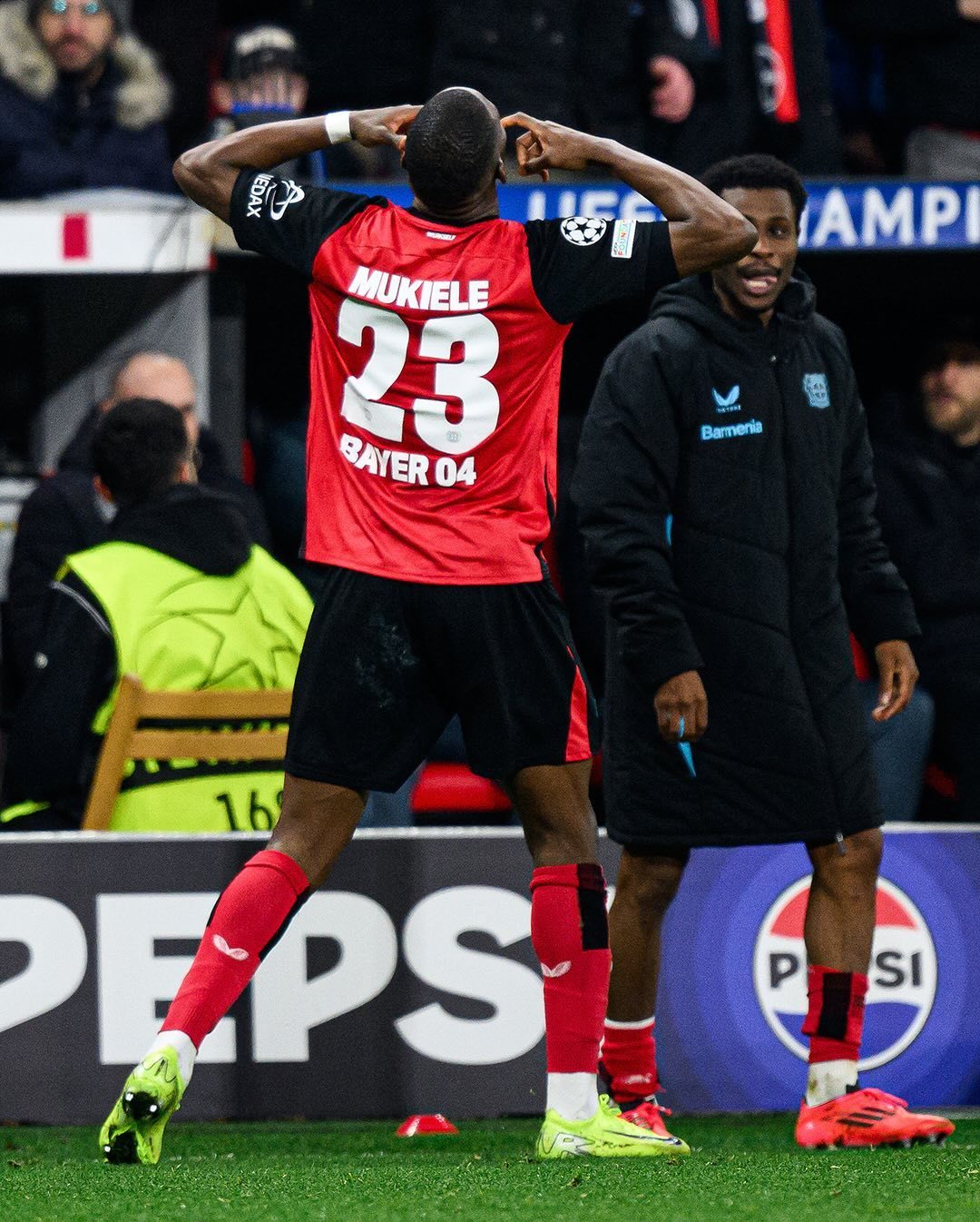 包含瑞士绝杀勒沃库森，库尔图瓦带队取胜的词条